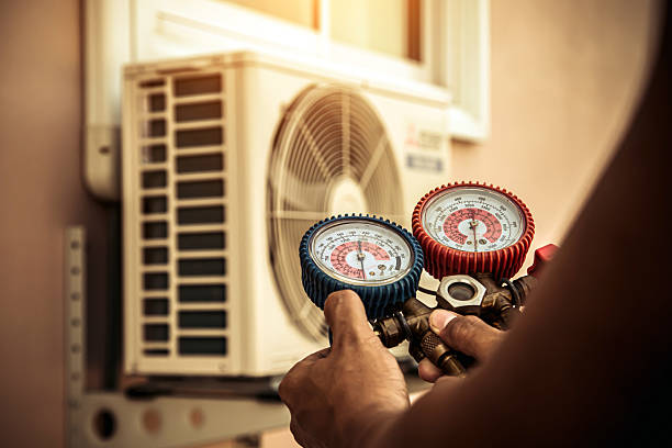 Professional Hvac technician working in New Smyrna Beach, FL